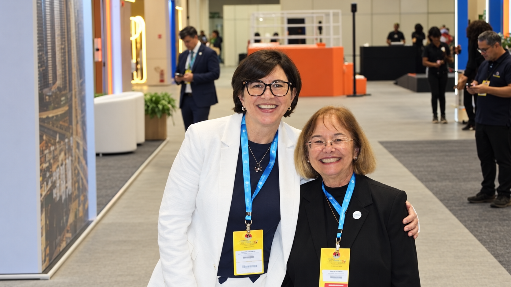 Maura Ikoma-Colturato e Mary Flowers em evento