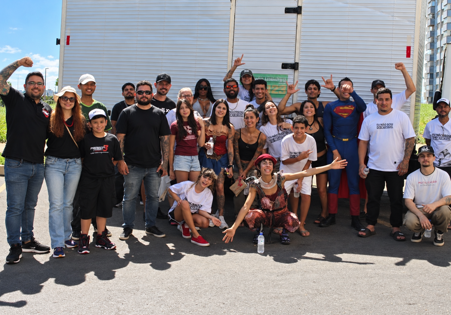 Voluntários reunidos em ação de distribuição de alimentos, cobertores e presentes a comunidades