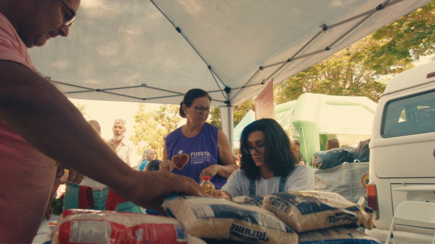 Ponto de troca do projeto Troca Verde com materiais recicláveis e alimentos em Taubaté