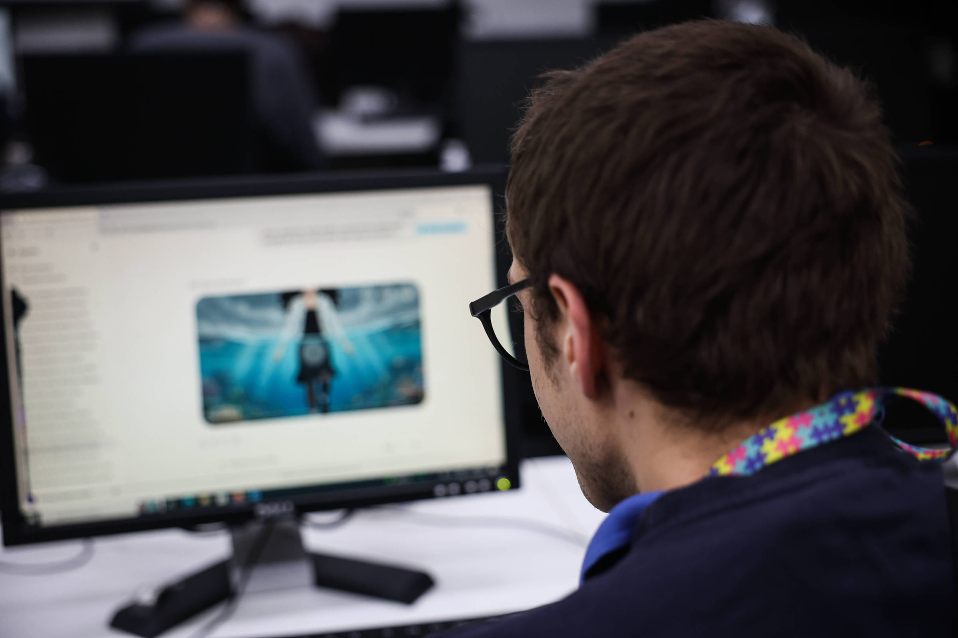 Estudante em laboratório de tecnologia acessível voltado a pessoas autistas