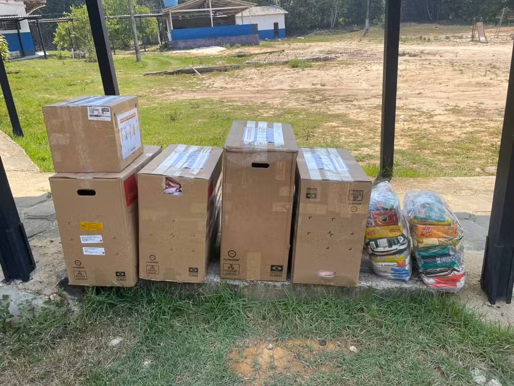 Caixas com doações e sacos de alimentos em área externa
