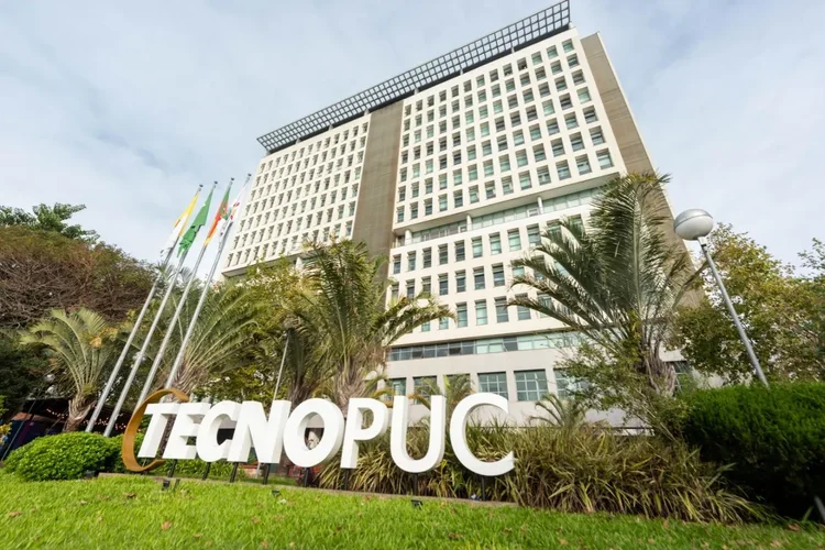 Participantes em atividade durante o festival de inovação Tecnopuc Experience em Porto Alegre