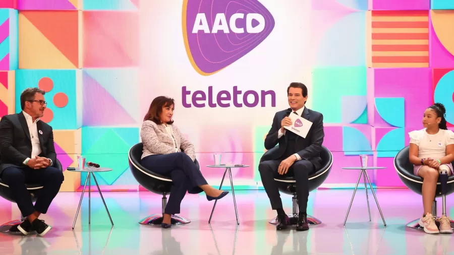 Palestrante em sala de aula durante apresentação sobre a campanha Teleton