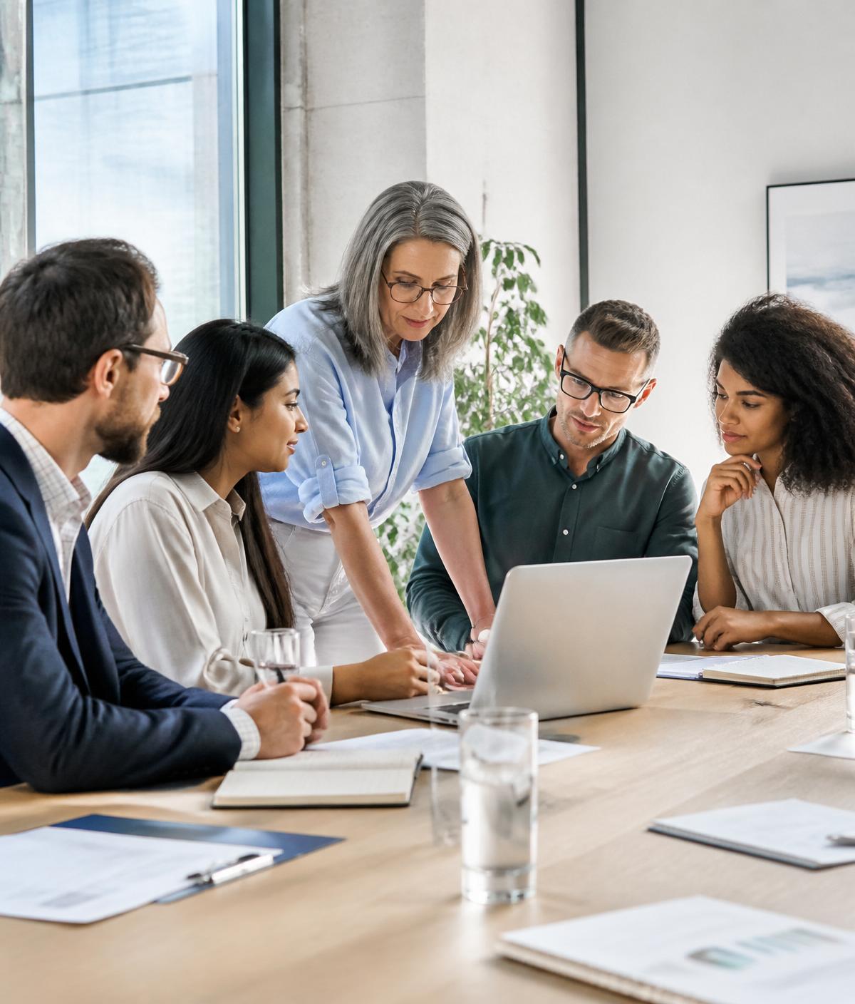 Equipe da Ação Comunicativa reunida em ambiente de trabalho