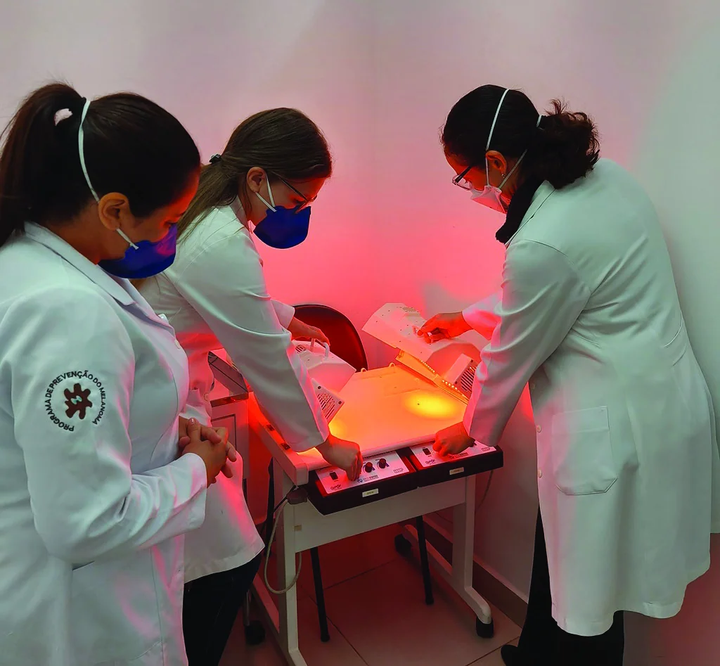 As autoras do artigo científico: a enfermeira Elisangela Ramos de Oliveira, a técnica de enfermagem Maira Monique Medeiro e a dermatologista Ana Gabriela Salvio.