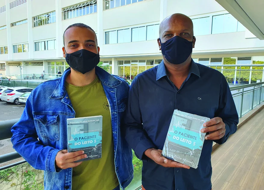 O autor Lucas Moreno, com o pai e personagem do livro, Élbio José Moreno.